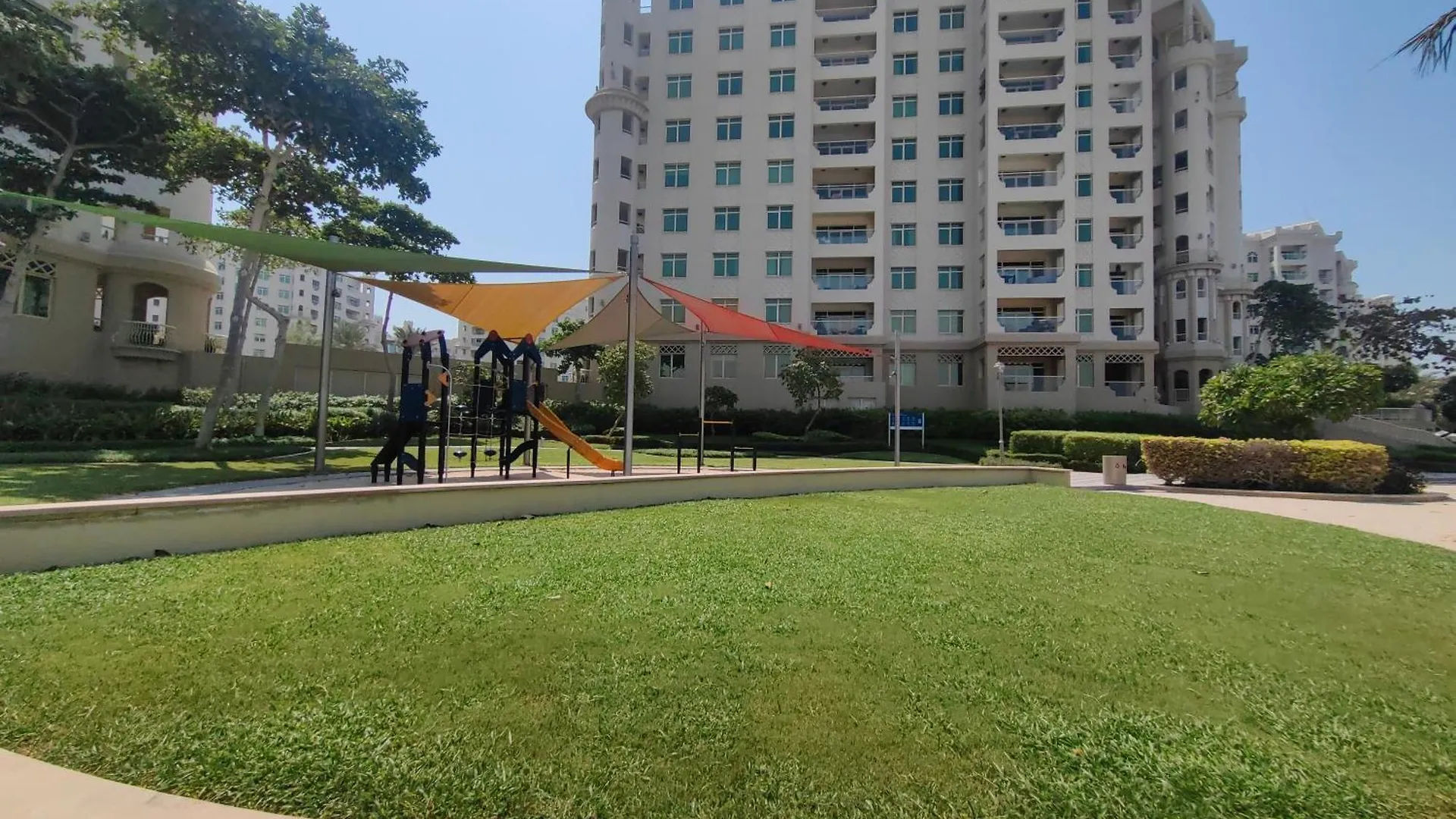 Bright 2 Bedroom Apartment, Beach & Pool Access Dubai Apartment
