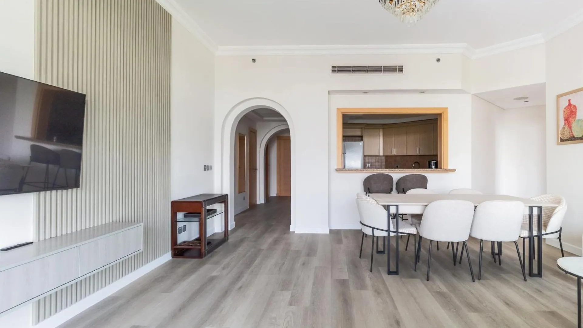 Bright 2 Bedroom Apartment, Beach & Pool Access Dubai Apartment