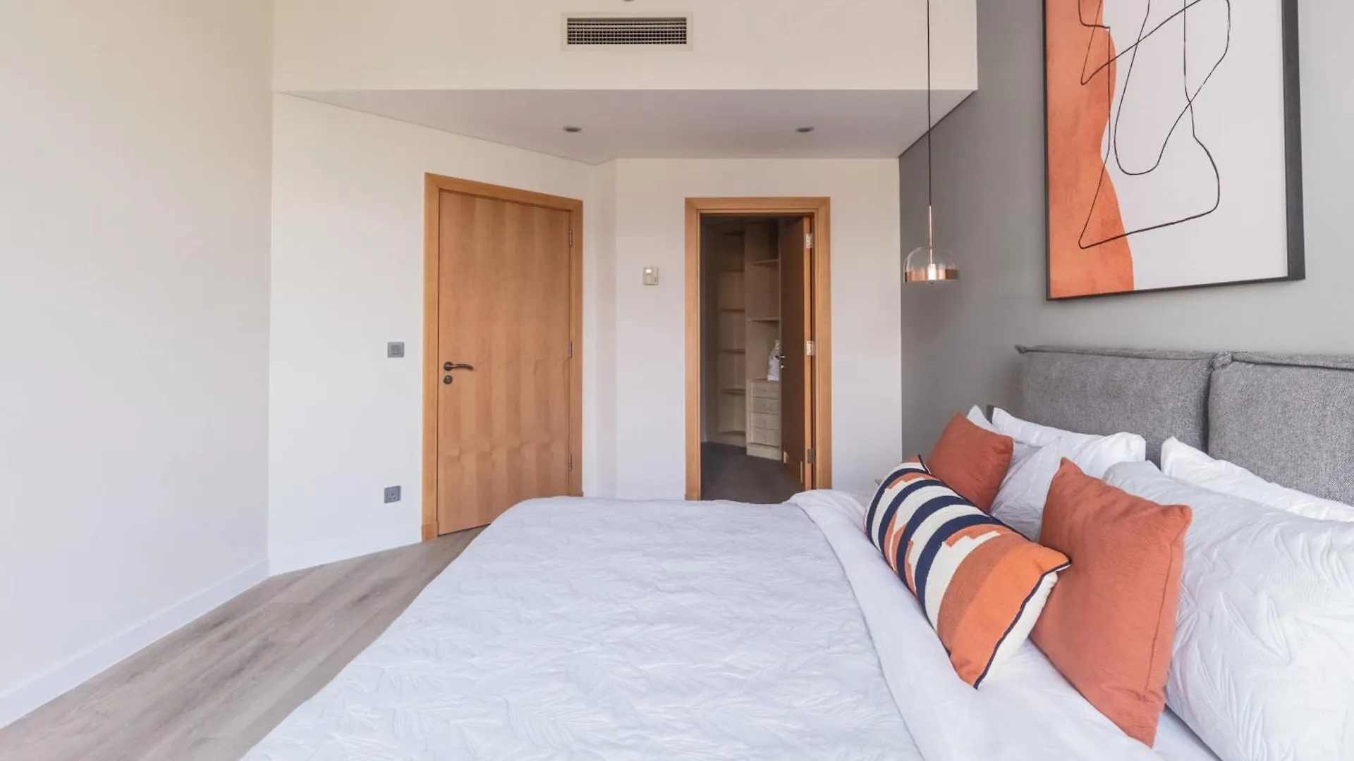 Bright 2 Bedroom Apartment, Beach & Pool Access Dubai