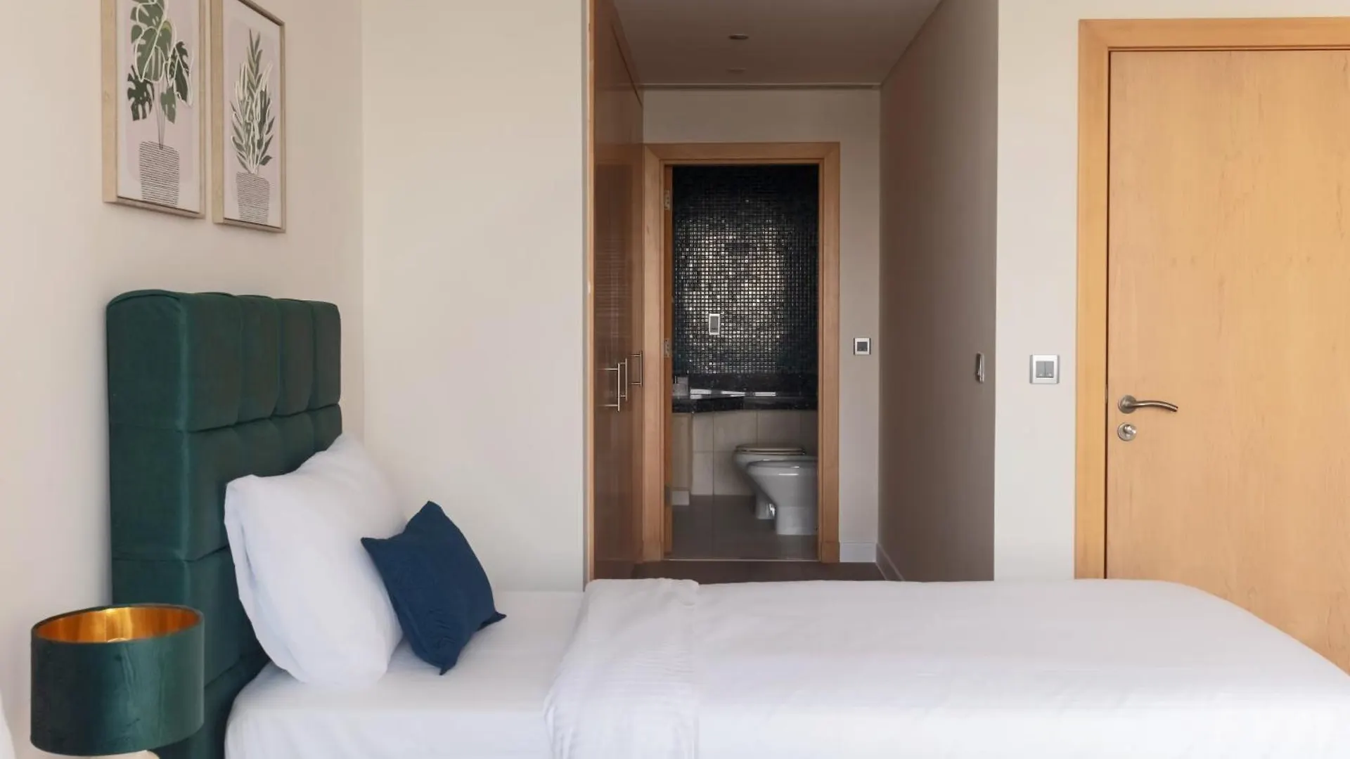 Bright 2 Bedroom Apartment, Beach & Pool Access Dubai Apartment