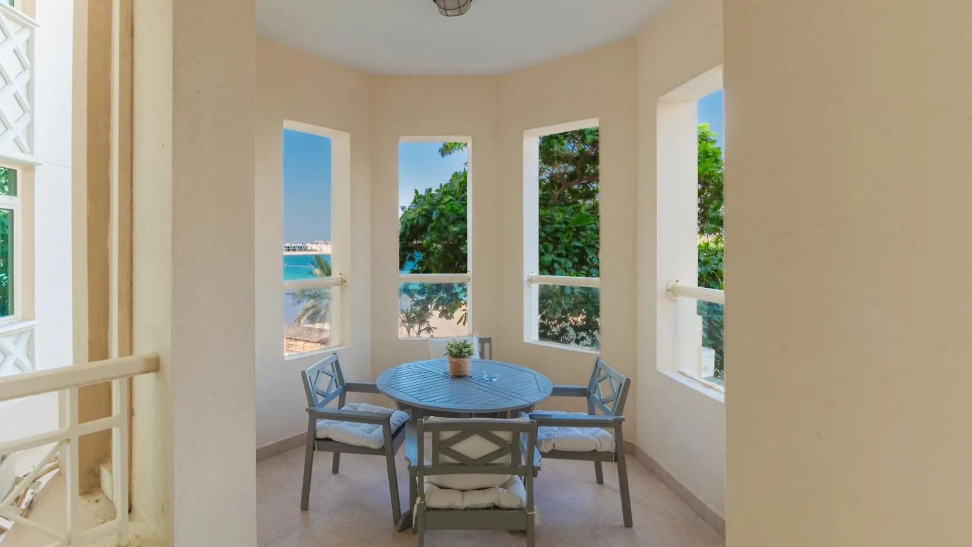 Bright 2 Bedroom Apartment, Beach & Pool Access Dubai