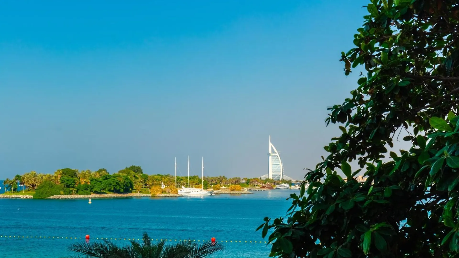 Bright 2 Bedroom Apartment, Beach & Pool Access Dubai