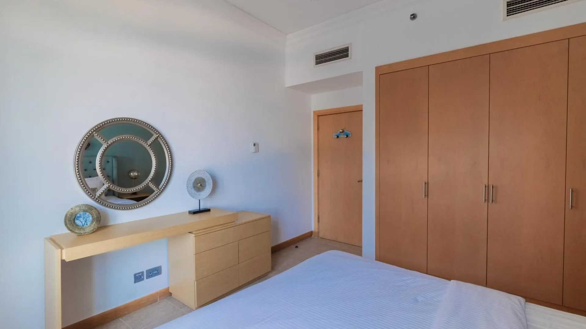 Bright 2 Bedroom Apartment, Beach & Pool Access Dubai