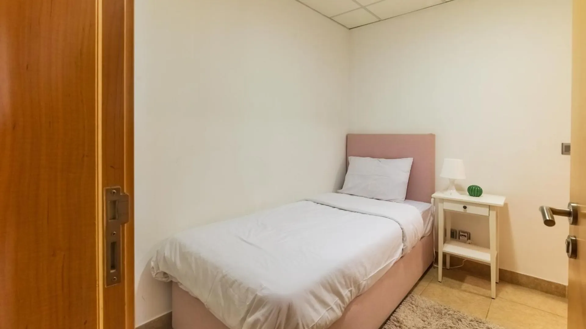 Bright 2 Bedroom Apartment, Beach & Pool Access Dubai Apartment