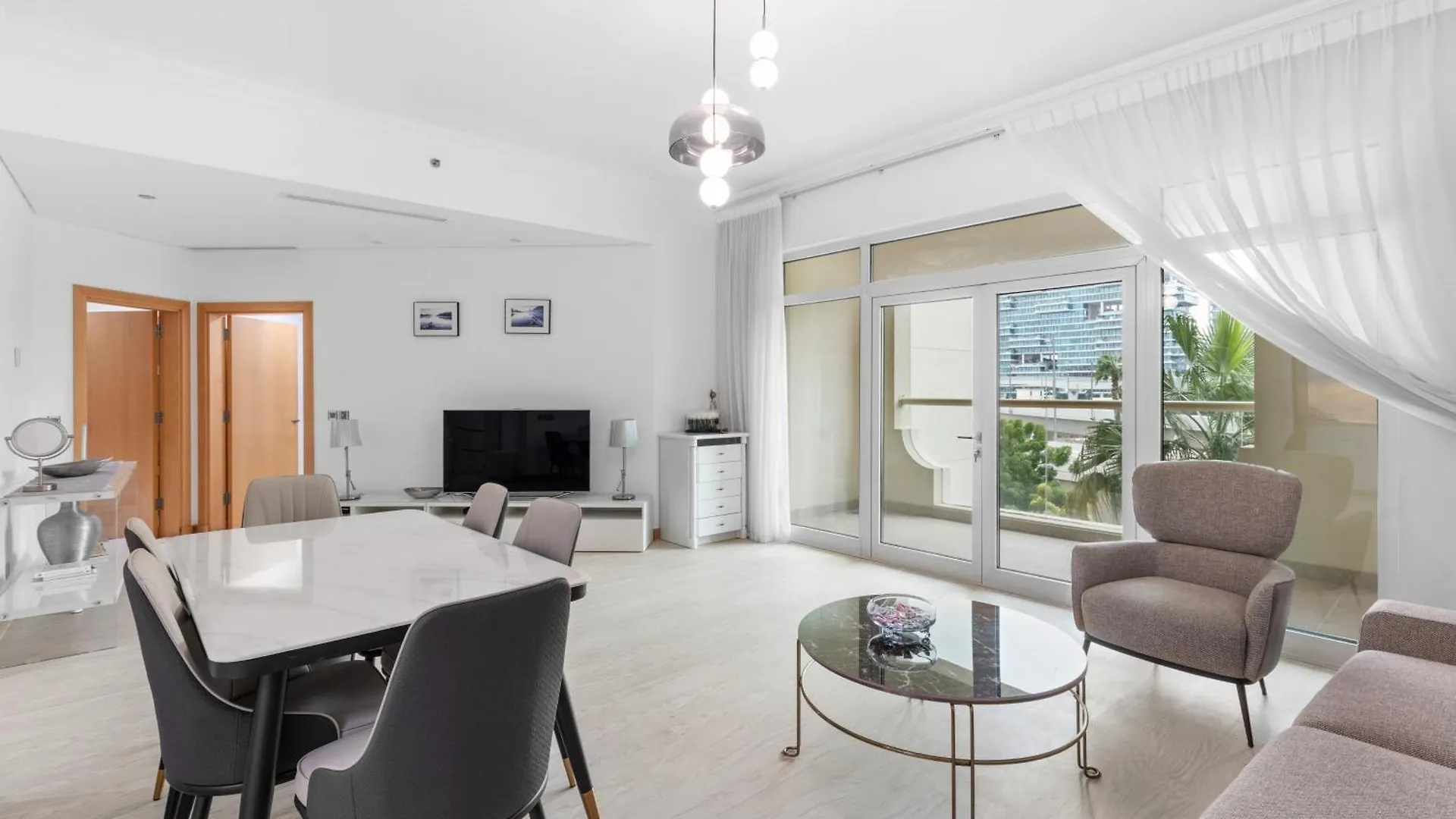 Bright 2 Bedroom Apartment, Beach & Pool Access Dubai