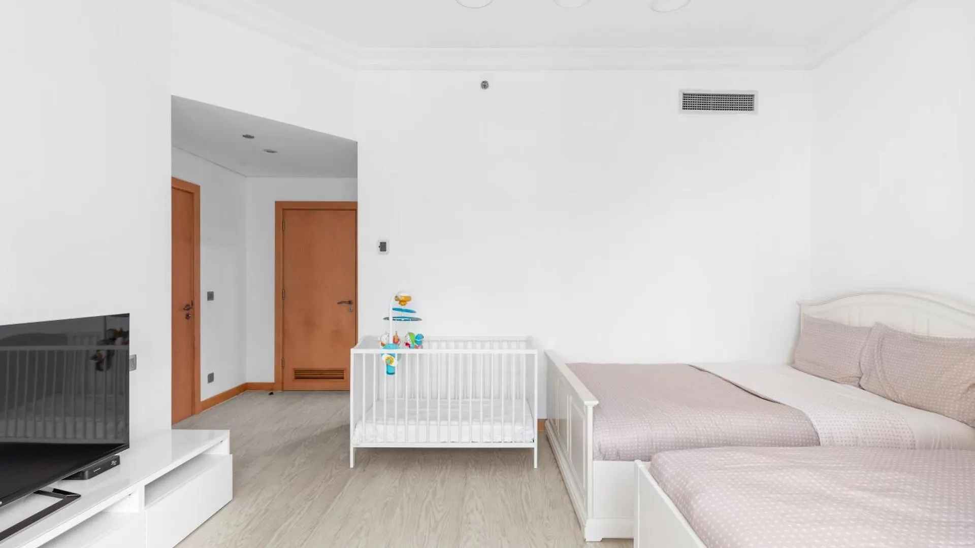 Bright 2 Bedroom Apartment, Beach & Pool Access Dubai Apartment