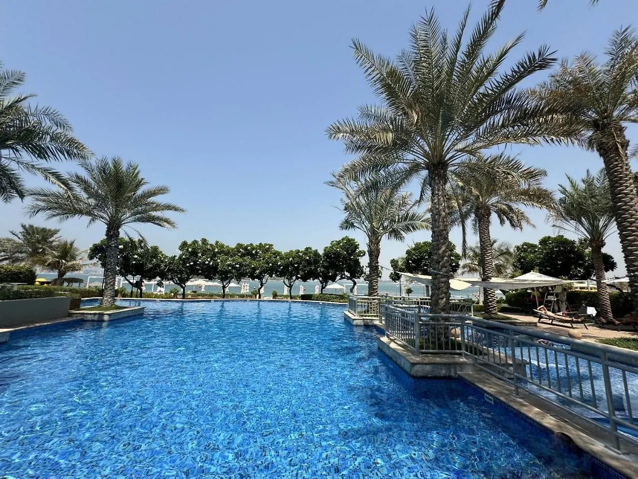 Bright 2 Bedroom Apartment, Beach & Pool Access Dubai