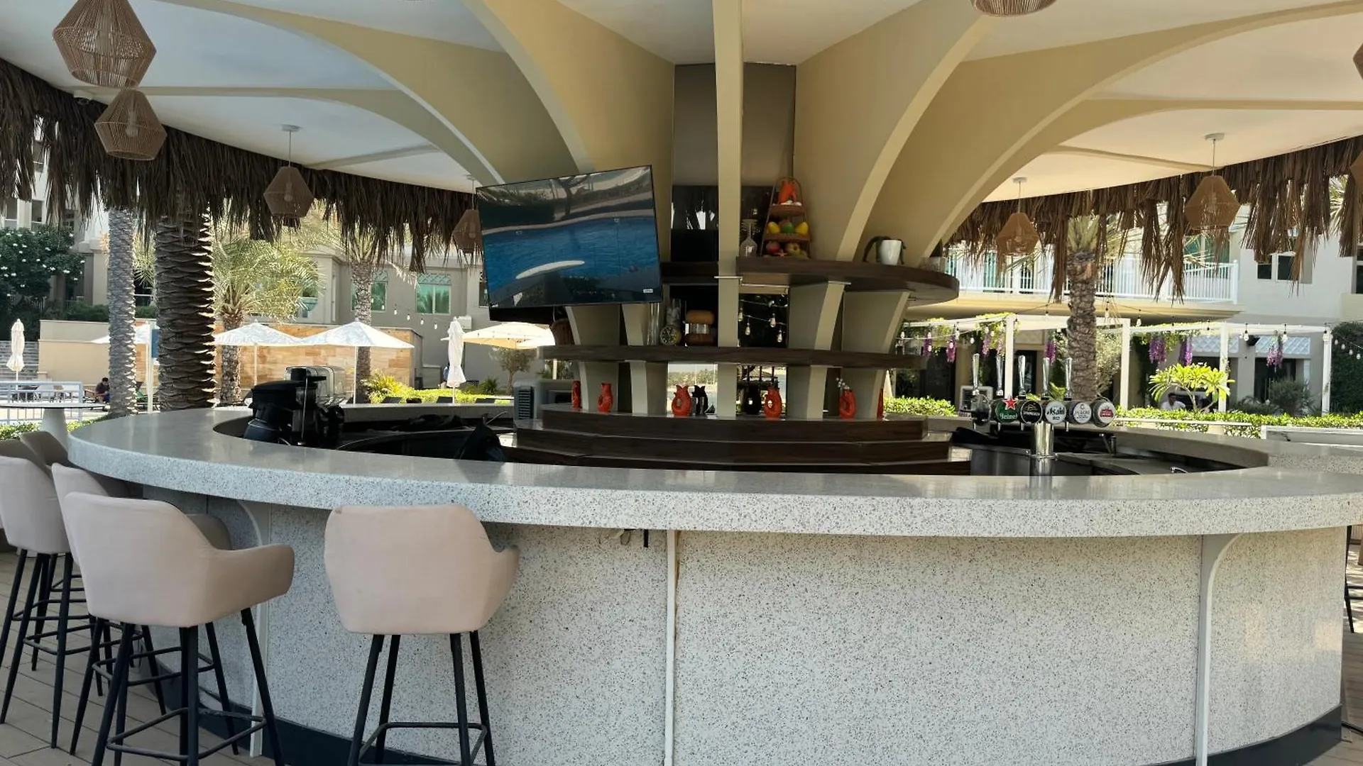 Bright 2 Bedroom Apartment, Beach & Pool Access Dubai