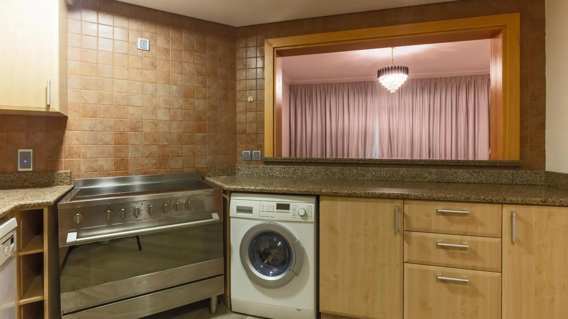 Bright 2 Bedroom Apartment, Beach & Pool Access 迪拜