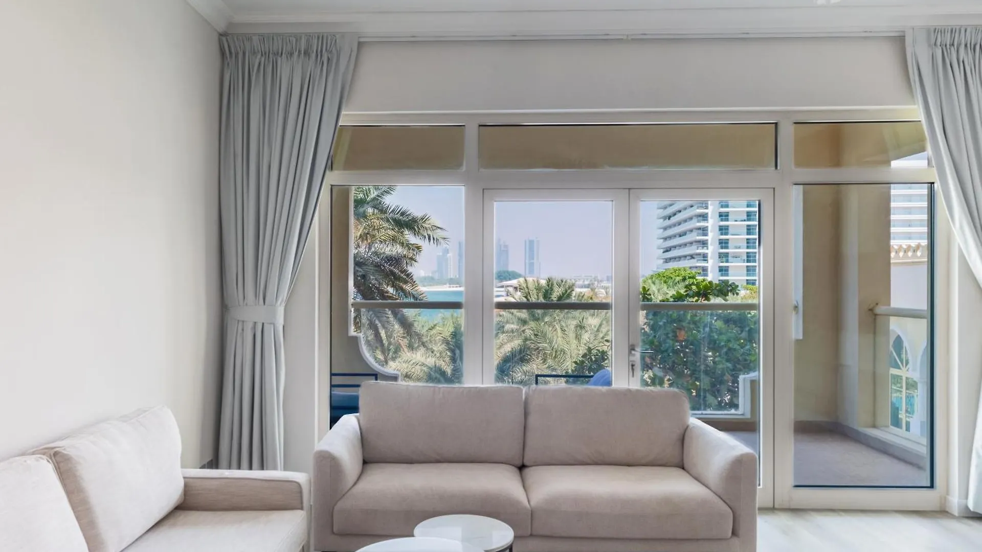 Bright 2 Bedroom Apartment, Beach & Pool Access 迪拜