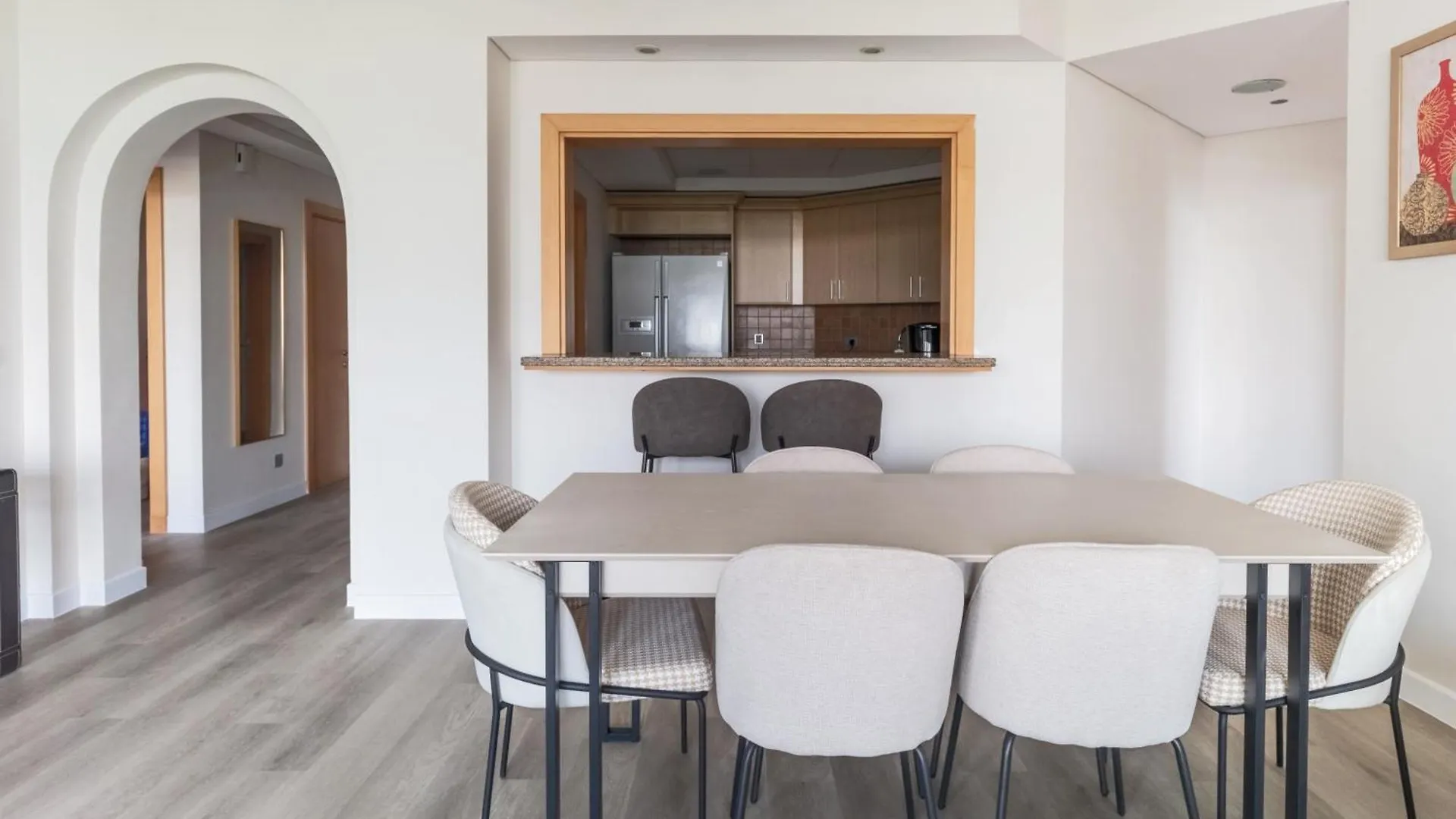 Bright 2 Bedroom Apartment, Beach & Pool Access 迪拜