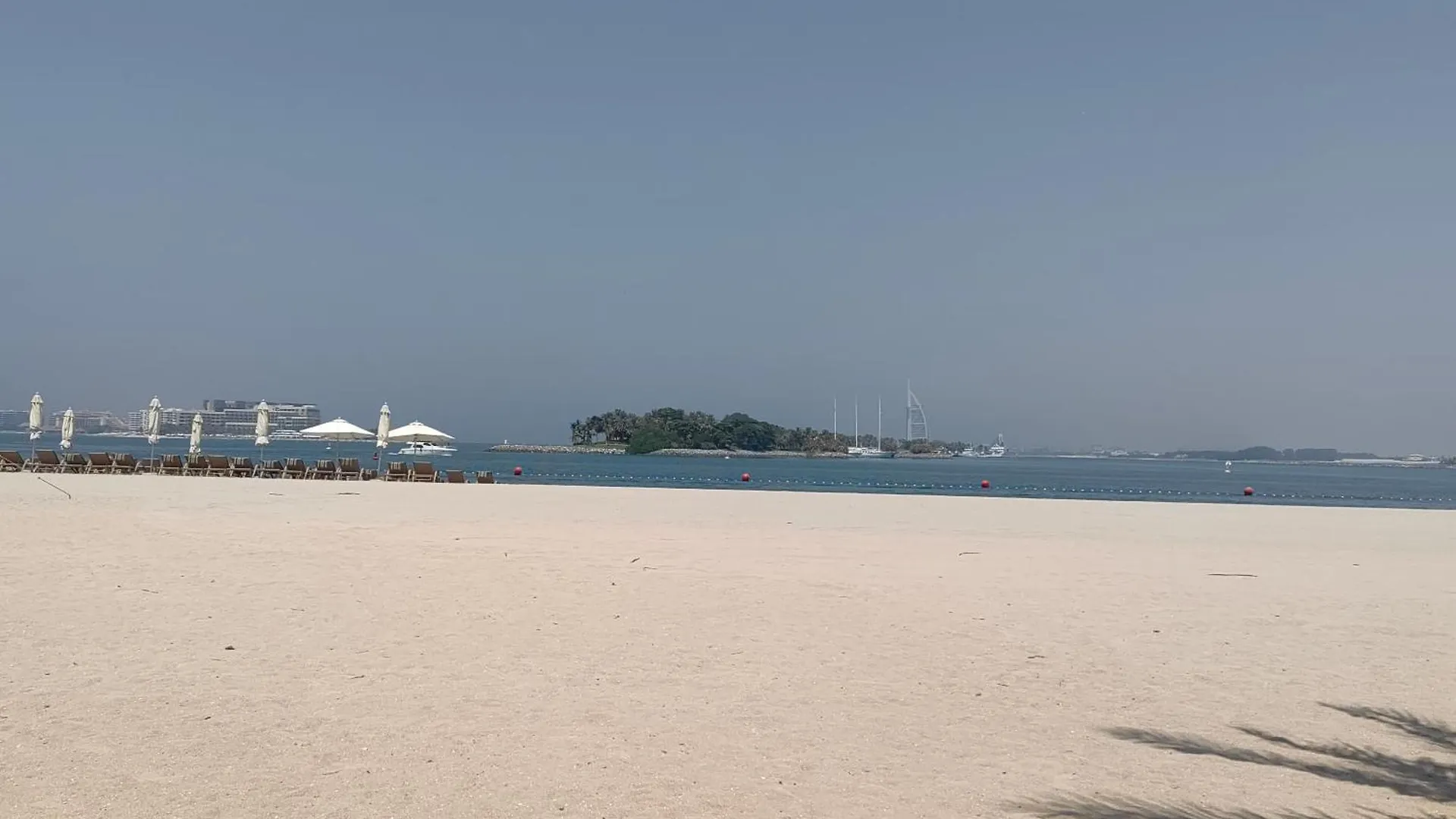 Bright 2 Bedroom Apartment, Beach & Pool Access 迪拜