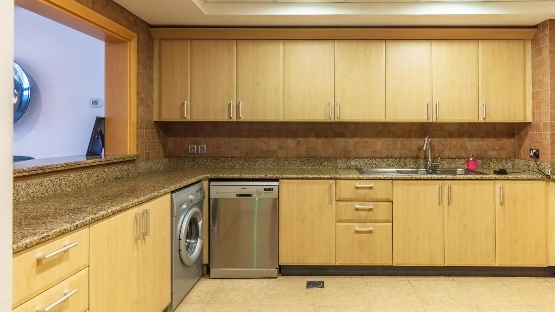 Bright 2 Bedroom Apartment, Beach & Pool Access 迪拜 公寓