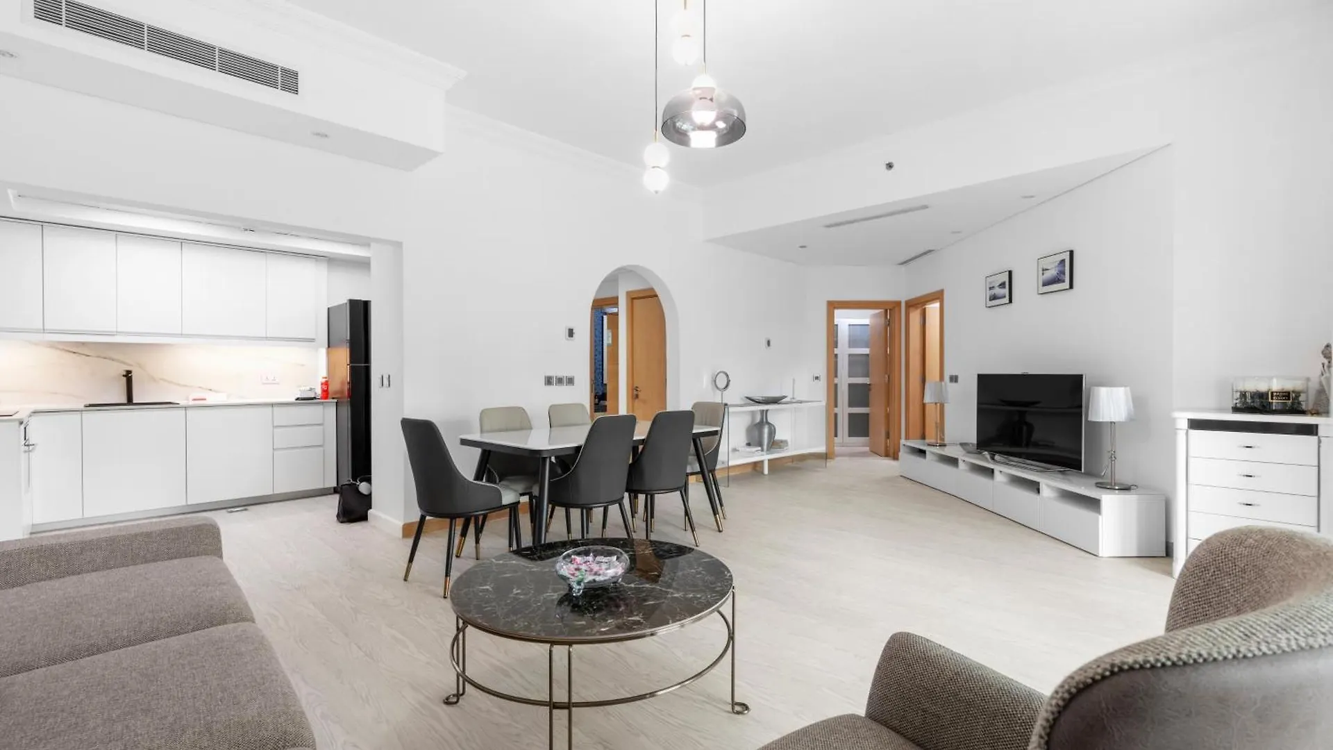 Bright 2 Bedroom Apartment, Beach & Pool Access 迪拜 公寓